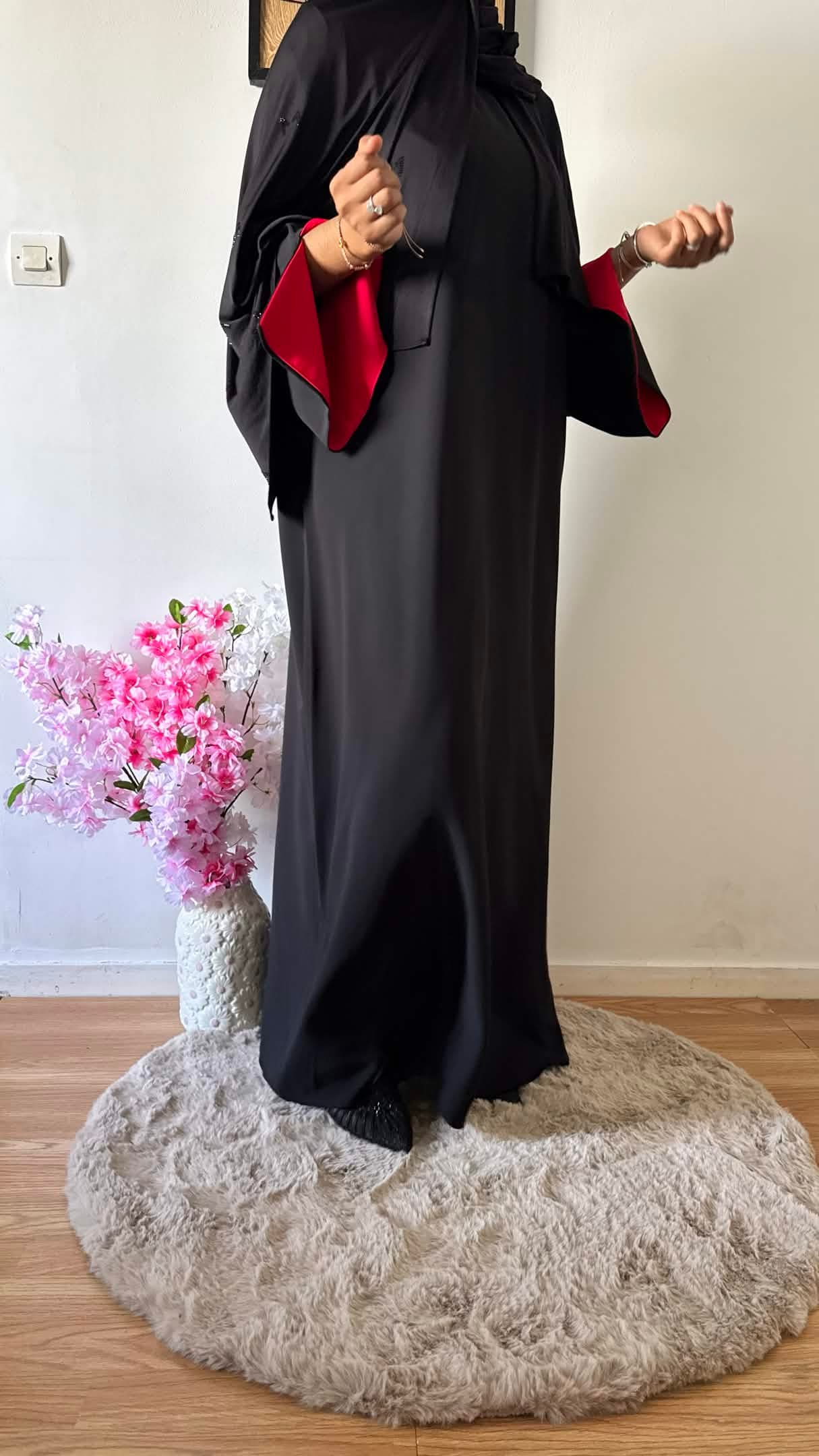 Abaya Blossom Noir & Rouge — Vue 1