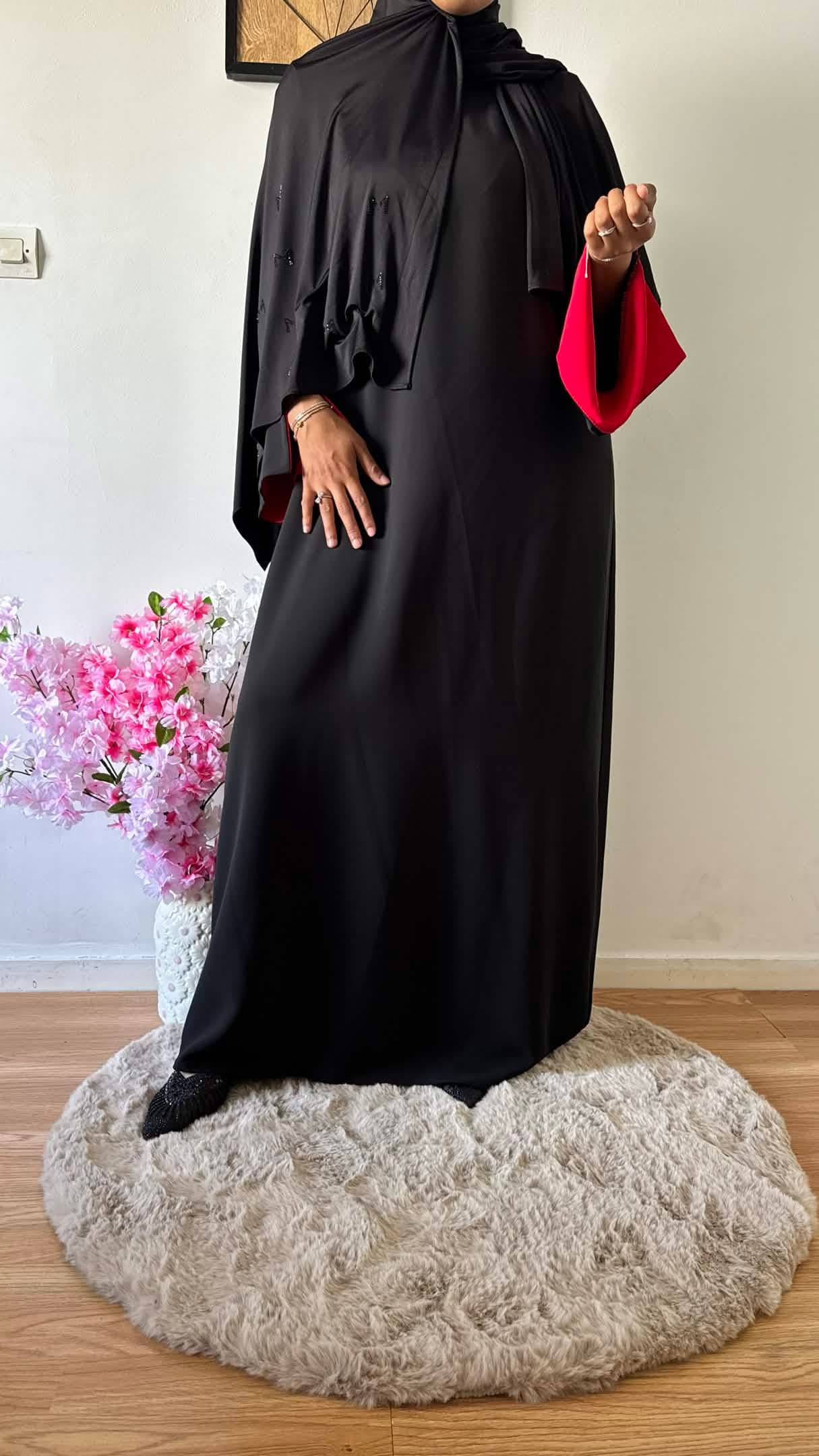 Abaya Blossom Noir & Rouge — Vue 4