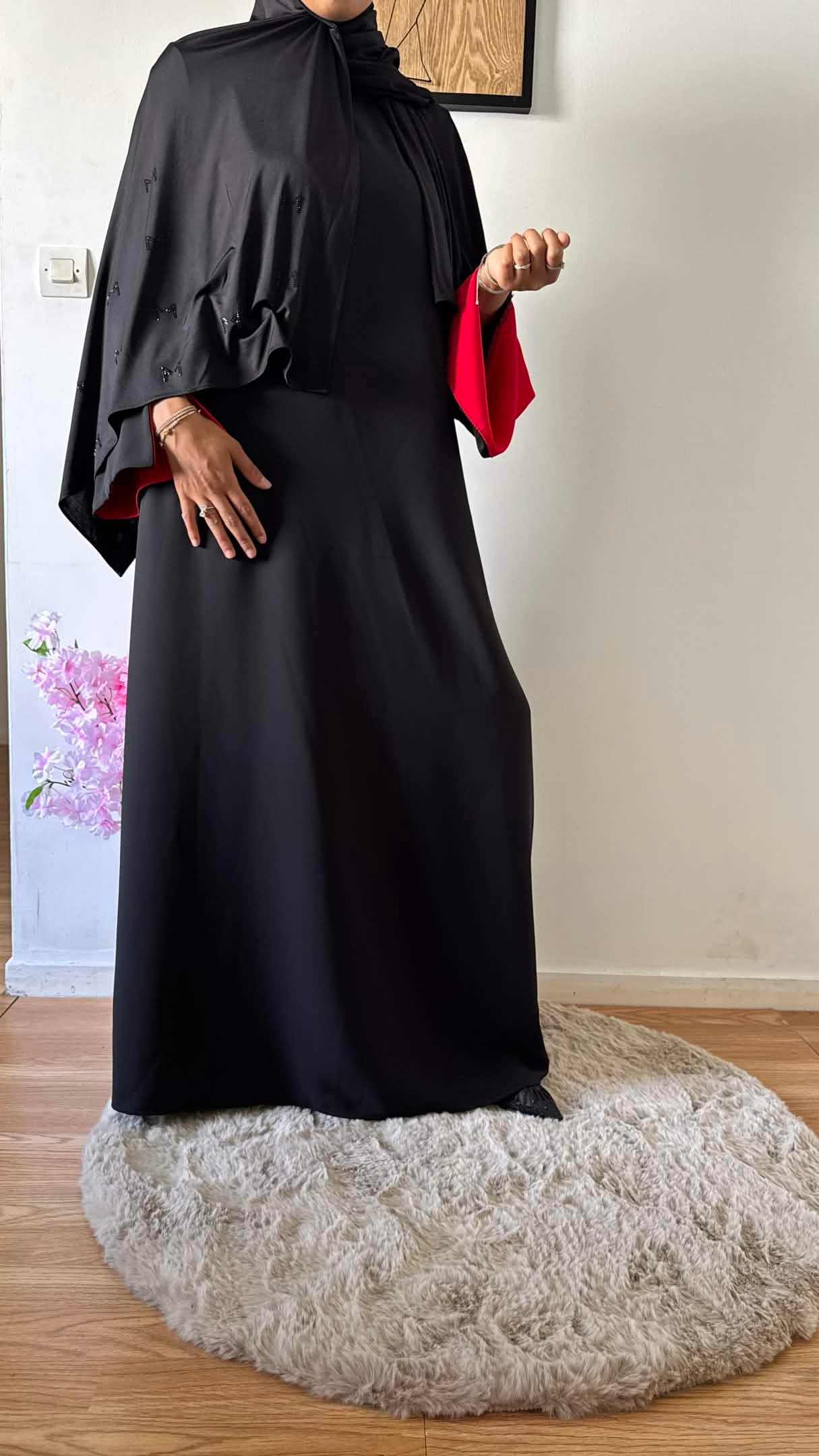 Abaya Blossom Noir & Rouge — Vue 5