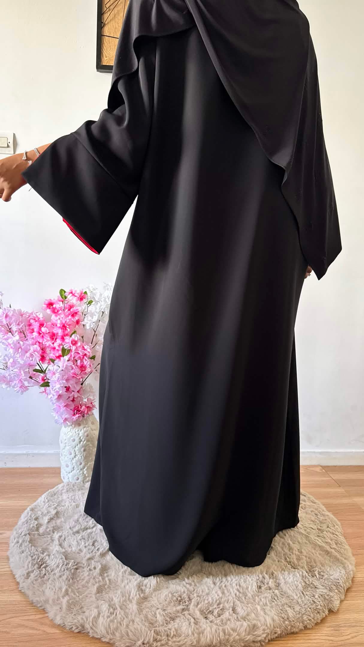Abaya Blossom Noir & Rouge — Vue 6