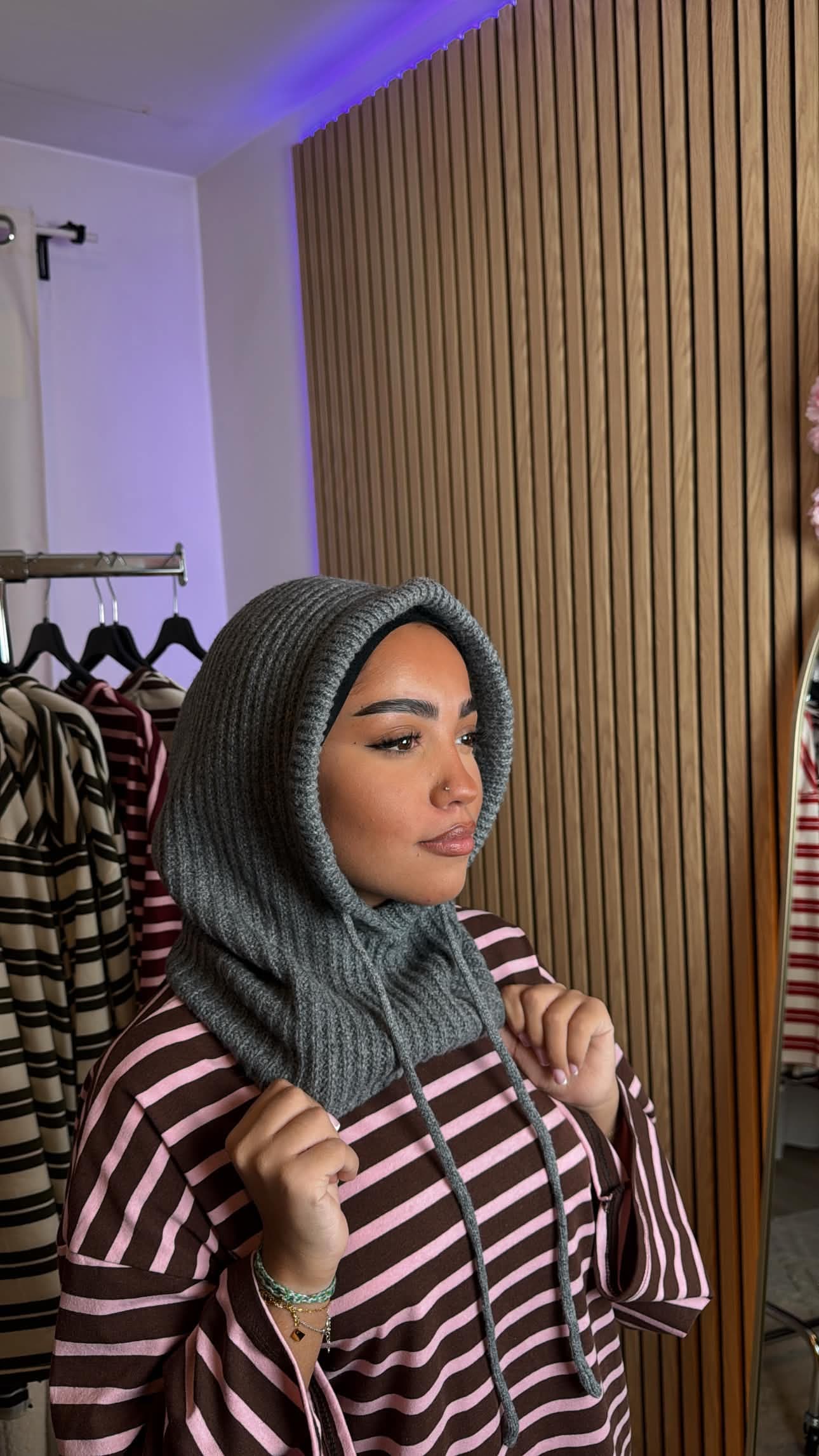 Cagoule en maille grise portée